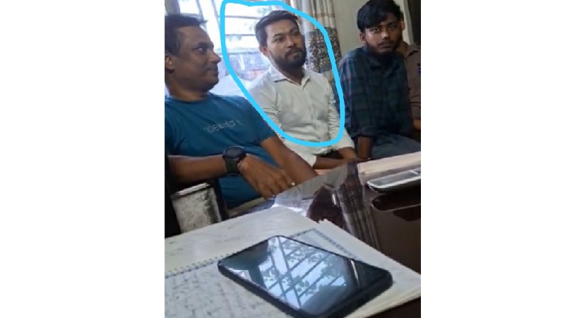 মোটরসাইকেলসহ ভুয়া পুলিশ আটক